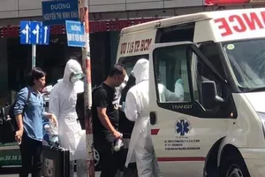 Nhân viên Trung tâm cấp cứu 115 đưa người bị nôn ói đi kiểm tra.  Ảnh: internet