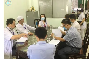 Đoàn bác sĩ Bệnh viện Chợ Rẫy đang hội chẩn với  bác sĩ Bệnh viện Đa khoa tỉnh Bình Thuận