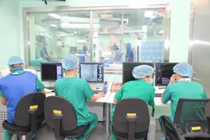 Đội ngũ y bác sĩ tiến hành phẫu thuật cho bệnh nhân