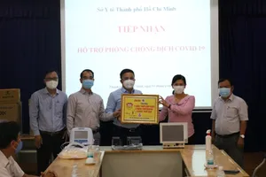 Đại diện Báo Tuổi Trẻ trao tặng quà, tiền mặt hỗ trợ chương trình "Cùng Tuổi Trẻ chống dịch Covid-19" cho Sở Y tế TPHCM.  Ảnh: HOÀNG AN
