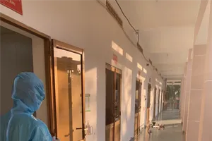 Robot đang đến phòng cách ly để khử khuẩn