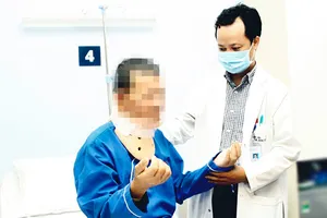 Bác sĩ đang thăm khám cho bệnh nhân