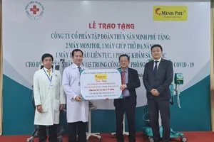 TS-BS Phan Văn Báu nhận bảng tiếp nhận trang thiết bị y tế từ Công ty cổ phần Tập đoàn thủy sản Minh Phú