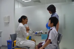 Bác sĩ đang tư vẫn tiêm chủng cho trẻ