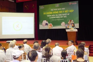 TS.BS Nguyễn Thị Vân Anh, nguyên Trưởng Khoa Nội, Bệnh viện Y học cổ truyền Trung ương chia sẻ tại hội thảo