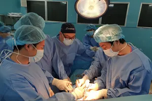 Ekip bác sĩ đang tiến hành phẫu thuật cấp cứu cho bệnh nhân thủng động mạch do lao