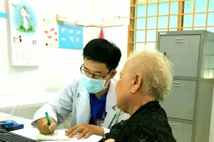 Bác sĩ Bệnh viện Quận 9 đang thăm khám cho bệnh nhân