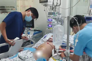 Bé trai bị sốc sốt xuất huyết  phải truyền hơn 2 lít máu và chế phẩm máu