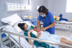 Bác sĩ đang thăm khám cho mẹ con sản phụ  ẢNH: BVCC
