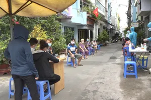 Nhân viên y tế lấy mẫu xét nghiệm cho người dân trên địa bàn phường 7, quận 6