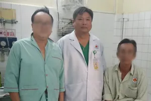 Bác sĩ Hồ Dũng Tiến thăm các bệnh nhân trước giờ xuất viện