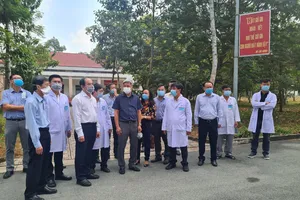 Thứ trưởng Bộ Y tế Nguyễn Trường Sơn thăm hỏi động viên đội ngũ y bác sĩ Bệnh viện Bệnh lý hô hấp cấp tính Củ Chi