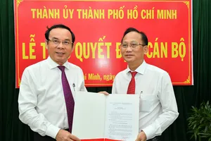 Bí thư Thành ủy TPHCM Nguyễn Văn Nên trao quyết định cho đồng chí Trần Văn Nam. Ảnh:VIỆT DŨNG
