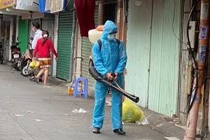 Khử khuẩn bên hông chợ Phú Nhuận. Ảnh: CAO THĂNG