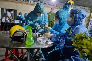 Nhân viên y tế chuẩn bị lấy mẫu xét nghiệm các trường hợp có liên quan