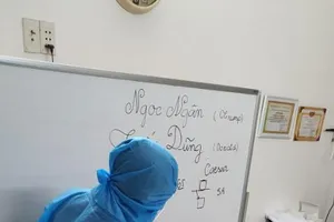 Nhân viên y tế lấy mẫu xét nghiệm cho người dân