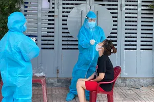 Tầm soát Covid-19 tại nhà người dân phường 6, quận 8 sáng 20-7. Ảnh: CAO THĂNG