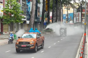 Lực lượng quân đội phun thuốc khử khuẩn trên địa bàn TPHCM. Ảnh: HOÀNG HÙNG
