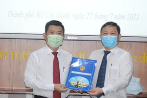 Phó Chủ tịch UBND TPHCM Dương Anh Đức trao Quyết định công nhận Hiệu trưởng Trường Đại học Y khoa Phạm Ngọc Thạch