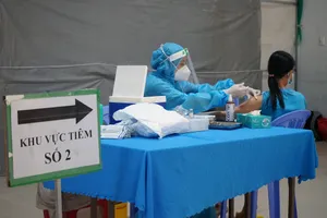 Nhân viên y tế tiêm vaccine Covid-19 cho người dân