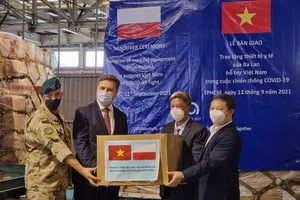 Thứ trưởng Bộ Y tế Nguyễn Trường Sơn và Phó Chủ tịch UBND TPHCM Dương Anh Đức tiếp nhận trang thiết bị y tế từ Chính phủ Ba Lan