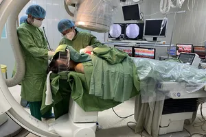 Các bác sĩ đang tiến hành kỹ thuật tạo nhịp tim từ bó his trái cho bệnh nhân