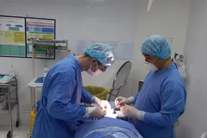 Các bác sĩ đang tiến hành phẫu thuật cho bệnh nhân