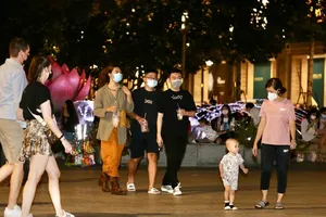 Người dân TPHCM dạo chơi tại phố đi bộ Nguyễn Huệ (quận 1) đêm 13-10. Ảnh: HOÀNG HÙNG