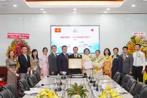 Đại diện JICA tại Việt Nam trao bằng khen cho Bệnh viện Chợ Rẫy 