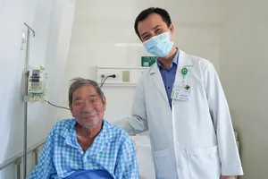 Ths.BS. Lương Công Hiếu đang thăm khám cho bệnh nhân trước khi xuất viện