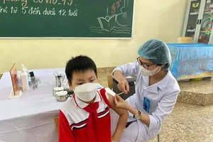 Nhân viên y tế tiêm vaccine cho trẻ từ 5 đến dưới 12 tuổi