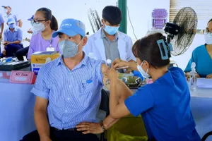 Nhân viên y tế tiêm vaccine cho người dân