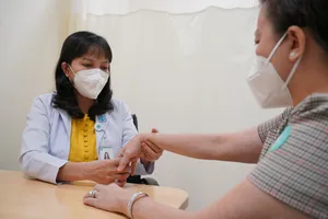 TS. BS. Cao Thanh Ngọc khám cho người bệnh