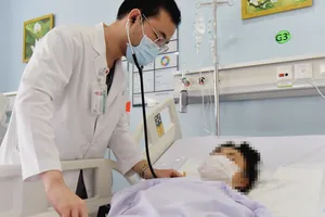 Bác sĩ đang thăm khám cho bệnh nhân