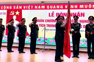  Thượng tướng Vũ Hải Sản, Thứ trưởng Bộ Quốc phòng; gắn Huân chương chiến công hạng Nhất cho Bệnh viện Quân y 175