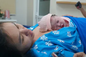 Bé gái đầu tiên sinh đúng thời khắc chuyển giao giữa năm cũ và năm mới tại Bệnh viện Từ Dũ 