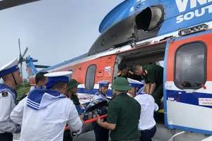 Vận chuyển bệnh nhân từ đảo Sơn Ca (Trường Sa, Khánh Hòa) về đất liền điều trị