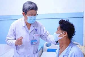 Bác sĩ đang thăm khám cho bệnh nhân