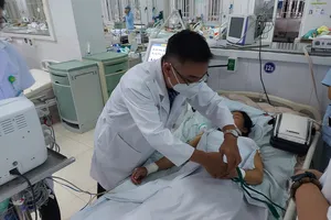 Bác sĩ đang thăm khám cho bệnh nhân bị ngộ độc Botulinum