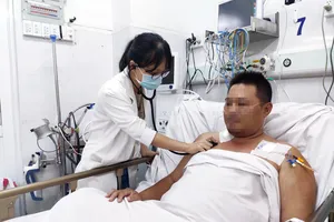 Bác sĩ đang thăm khám cho bệnh nhân Ảnh: BVCC