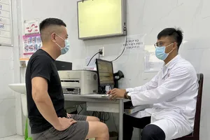 BS.CK2 Ngô Thanh Long đang thăm khám cho bệnh nhân. Ảnh: BVCC