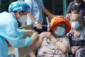 Nhân viên y tế tiêm vaccine cho người dân. Ảnh: HCDC