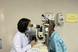 Bác sĩ Bệnh viện Mắt TPHCM đang thăm khám cho bệnh nhân