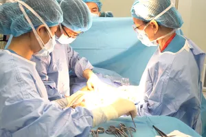 Các bác sĩ đang phẫu thuật cho bệnh nhân