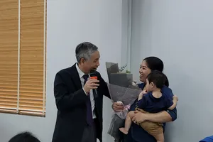 Đại diện mẹ có con sinh non tháng tặng hoa cảm ơn BSCK2 Trần Ngọc Hải, Giám đốc Bệnh viện Từ Dũ