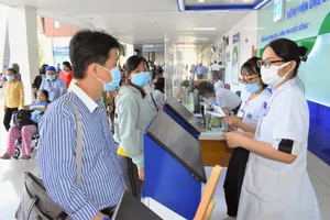 Người dân đăng ký khám chữa bệnh tại Bệnh viện Ung bướu TPHCM