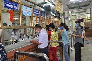 Người dân lãnh thuốc BHYT tại một cơ sở y tế trên địa bàn TPHCM