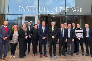 Lãnh đạo Bệnh viện Nhi khoa Alder Hay cùng các chuyên gia phụ trách trung tâm đổi mới sáng tạo của bệnh viện tại “Institute in the Park” nằm trong khuôn viên bệnh viện