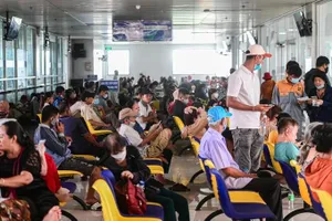 Người bệnh chờ khám tại Bệnh viện Ung bướu TPHCM