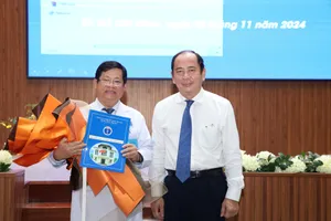 PGS-TS-BS Tăng Chí Thượng trao quyết định cho TS-BS Diệp Bảo Tuấn